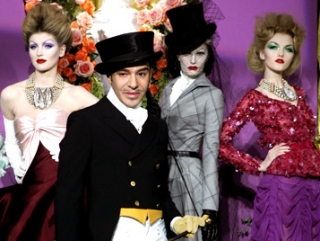 Джон Гальяно и модели на показе Dior