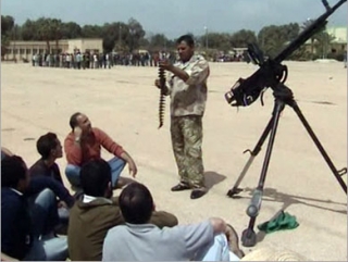 Инструктор обучает ливийских повстанцев