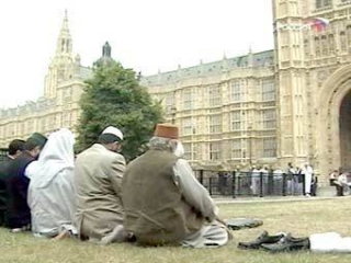 Из-за недостатка мечетей европейские мусульмане вынуждены молиться под открытым небом