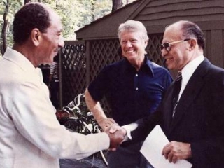 Анвар ас-Садат пожимает руку Бегину после подписания Кэмп-Дэвидского соглашения