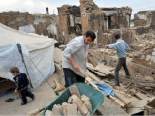 Жители Оша восстанавливают дома, разрушенные в ходе столкновений в июне 2010 года.
