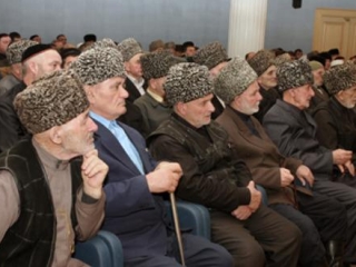 В Чечне продолжают примирять семьи, враждовавшие годами