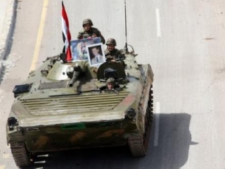 Военнослужащие сирийской армии входят в город Баянис