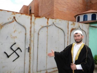 В Сумах неизвестные разрисовали мечеть фашистскими свастиками