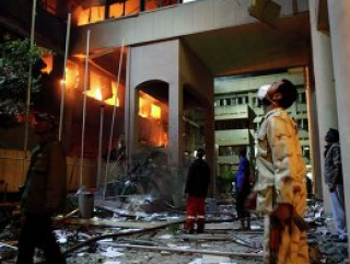 В результате очередных авиаударов НАТО по столице Ливии Триполи были подожжены ряд административных зданий, в том числе и службы безопасности