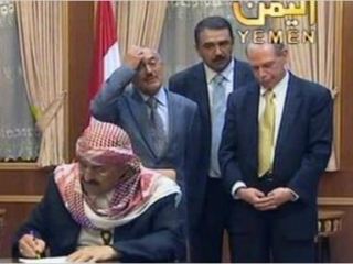 Президент Салех (третий слева) отказался подписывать соглашение об отставке в самый последний момент