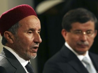 Глава ливийского Нацсовета Мустафа Абдель Джалиль (слева) и глава МИД Турции Ахмет Давутоглу провели переговоры