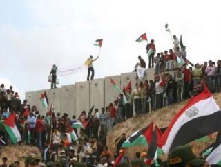 Жители сектора Газа выстроились вдоль границы с Египтом близ КПП "Рафах"