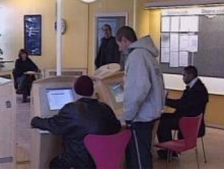 Недостаток образования не позволяет иммигрантам воспользоваться улучшениями в экономике Швеции