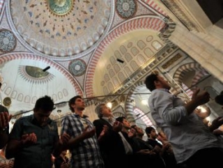 Тысячи людей в Турции отправились в мечети в ночь Раджаб