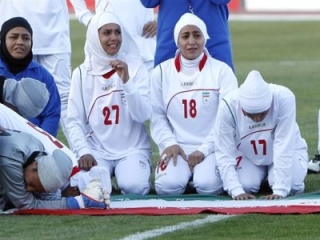 Иранские футболистки после их снятия с отборочного матча против сборной Иордании