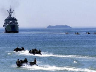 80 морских пехотинцев находятся близ побережья Йемена на корабле Fort Victoria