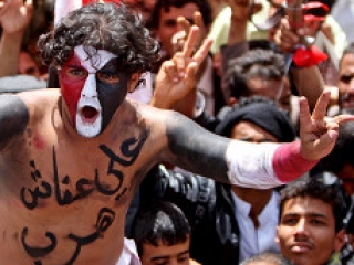 Демонстранты на улицах йеменского города после отъезда Салеха в КСА