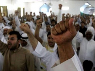 Демонстранты скандируют лозунги в поддержку демократических реформ