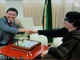 Ливийский лидер Муамар Каддафи признался главе ФИДЕ Кирсану Илюмжинову, что не покинет Ливию