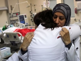 Руководство Бахрейна нашло "зачинщиков мятежа" среди врачей и медсестер. По словам медиков, их подвергают пыткам с целью получения признательных показаний