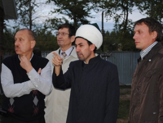 Представители краевой и городской власти вместе с муфтием Хузиным осматривают площадку под строительство будущей Сборной мечети Перми