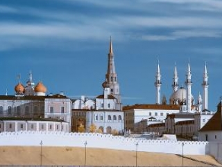 Казань - своеобразный символ многонациональной России. В Казанском Кремле соседствуют храмы двух религий