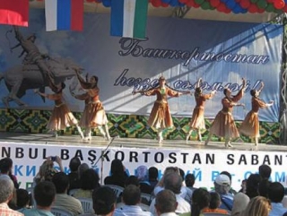 Главным коллективным «действующим лицом» башкирского Сабантуя-2011 в Стамбуле станет широко известный во многих странах мира фольклорной ансамбль танца «Мирас».