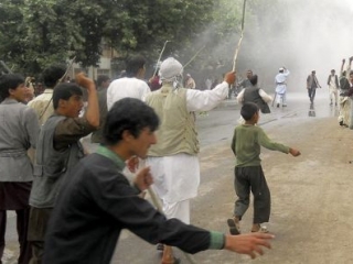 Тысячи людей вышли на улицы административного центра уезда Хугиани