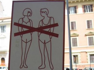 В некоторых городах туристам запрещено появляться с открытыми плечами и оголенными ногам