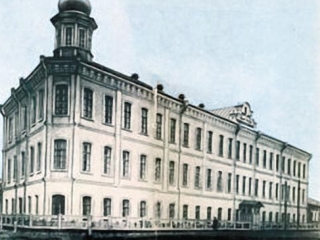 Одним из самым значительных вкладов братьев Хусаиновых было основание медресе «Хусаиния» в Оренбурге в 1889-1890 учебном году
