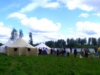 Лагерь расположился в живописном месте на берегу реки