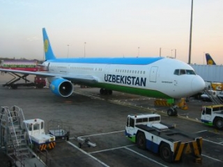 В аэропорту города Ташкент проверка пассажиров проводится на расстоянии 30 метров от входа в здание аэропорта