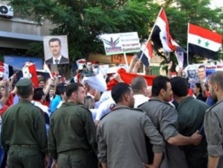 Полицейские охраняют территорию катарского посольства от сторонников Башара Асада