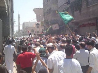 Демонстранты проходят маршем по улицам Дамаска