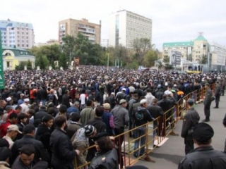 Мусульмане вынуждены совершать намаз на площади перед православным храмом