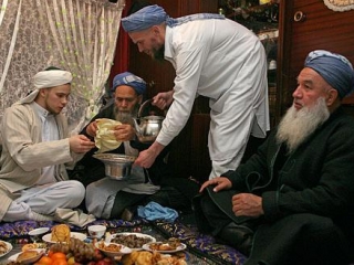 Абдул Маджид (Егор) и Абдул Рахим (Никита) в кругу мусульман