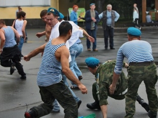 В Астрахани бывшие десантники отметили день ВДВ погромом на рынке