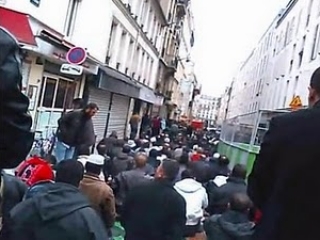 Парижские мусульмане, как и москвичи, вынуждены по пятницам молиться на улице