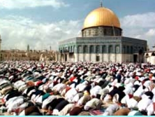 Большое количество палестинцев, желающих попасть в Иерусалим на пятничную молитву в знаменитых иерусалимских мечетях - Аль-Акса и Куббат ас-Сахра не смогли туда попасть