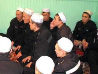 В своем обращении Ильхам Меражов просит руководство колоний создать условия для совершения молитв