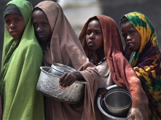Населенный преимущественно мусульманами-суннитами Сомали страдает от тяжелейшего гуманитарного кризиса, спровоцированного непрекращающейся засухой