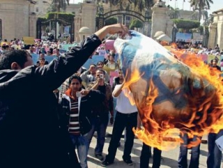 Десятки египтян требуют выдворить израильского посла из страны