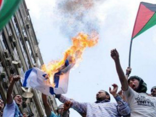 На месте израильского флага демонстрант установил египетский