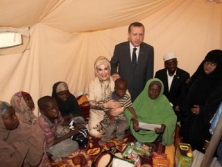 Премьер-министр Турции Реджеп Таийп Эрдоган вместе с супругой Эмине Эрдоган во время посещения гуманитарного лагеря в Сомали