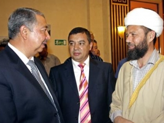 Консул Абдурахим Каюмов (слева) с имамом Алишером Дедамирзаевым