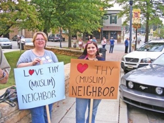 Участники акции: Люби ближнего своего (мусульманина)