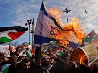 Участники акции протеста в Аммане подожгли израильский флаг