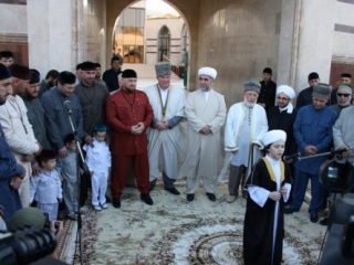 Министр ОАЭ шейх Нахайян бин Мубарак Аль Нахайян  отметил, что глубоко тронут тем, что школа хафизов в Гудермесе будет носить имя  основателя  эмиратского государства.