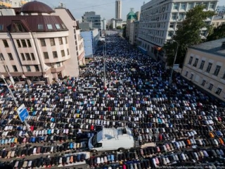 В связи с загруженностью мечетей в Москве для мусульман стало актуальным проведение коллективных намазов в общественных местах
