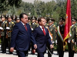 Дмитрий Медведев, находящийся с официальным визитом в столице Таджикистана Душанбе, провел встречу с президентом Таджикистана Эмомали Рахмоном