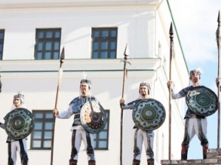 Герои оперы в стилизованных нарядах гармонировали на фоне старинных построек кремля