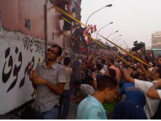Накануне демонстранты, пришедшие с площади Тахрир, прорвались в помещения израильской дипмиссии и сорвали флаг еврейского государства