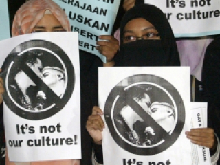 На плакатах иранок: Это не наша культура!