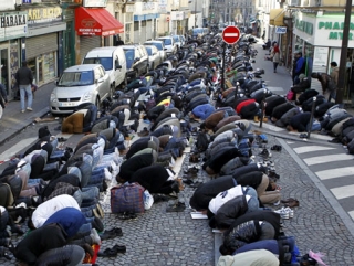 По мнению министра внутренних дел Франции Клона Геана, молитва на улице - неуместный религиозный обряд, противоречащий принципу светскости.